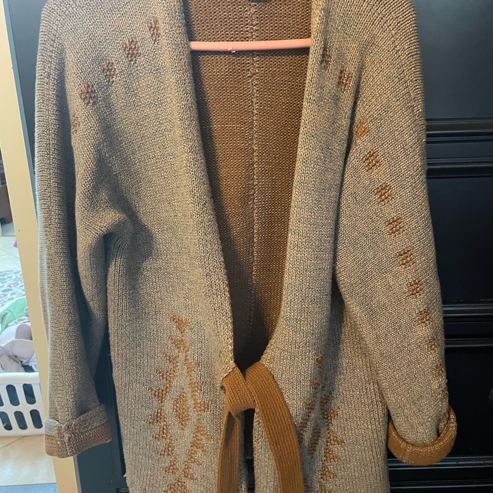 Pendleton cardigan, excellent condition. Beautiful color, very well made.